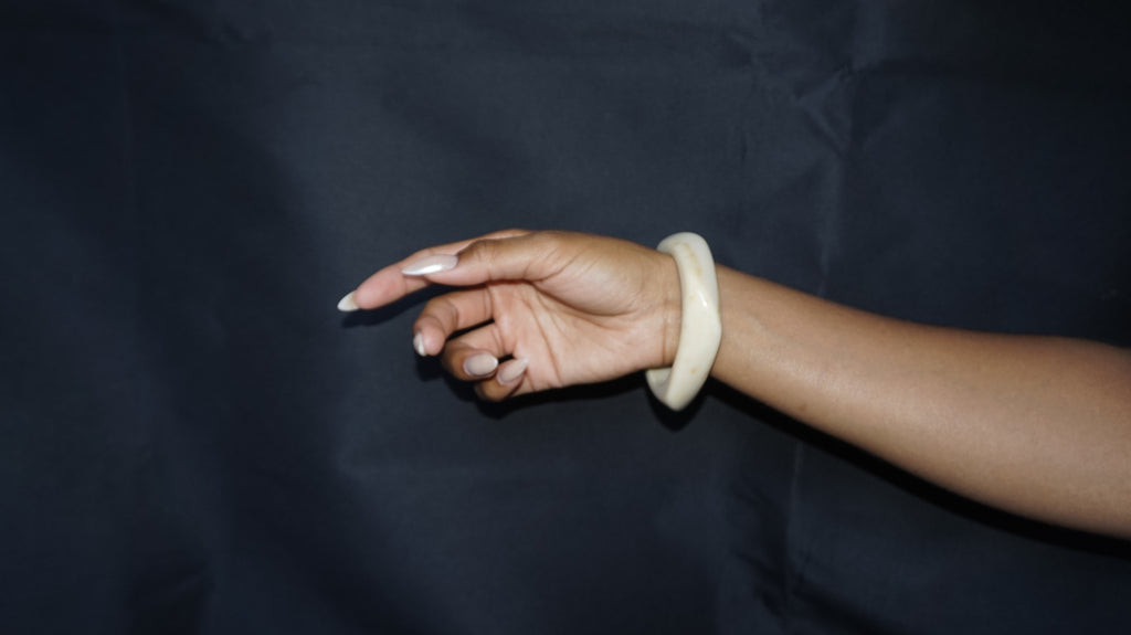 Bracelet jonc carré en résine beige