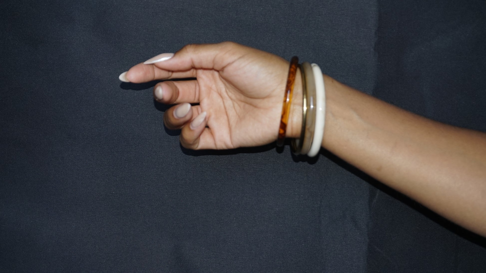 Lot de 4 bracelets joncs en résine couleur marbré, ambré et doré
