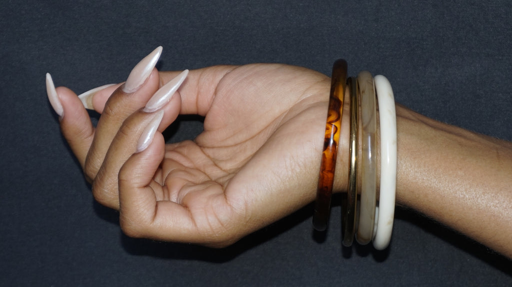 Lot de 4 bracelets joncs en résine couleur marbré, ambré et doré