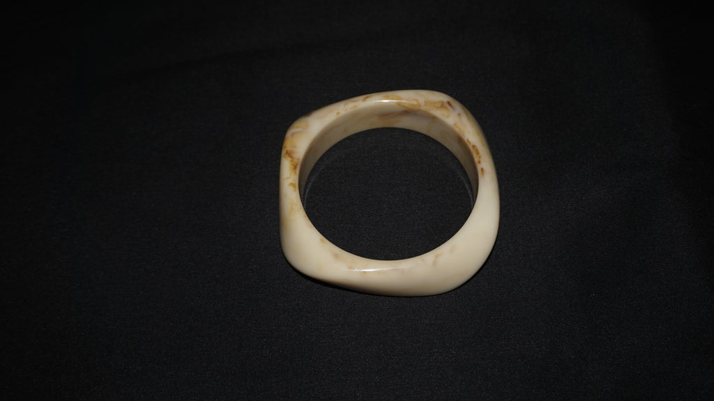 Bracelet jonc carré en résine beige