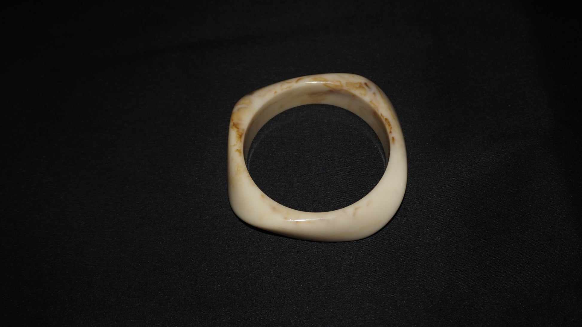 Bracelet jonc carré en résine beige