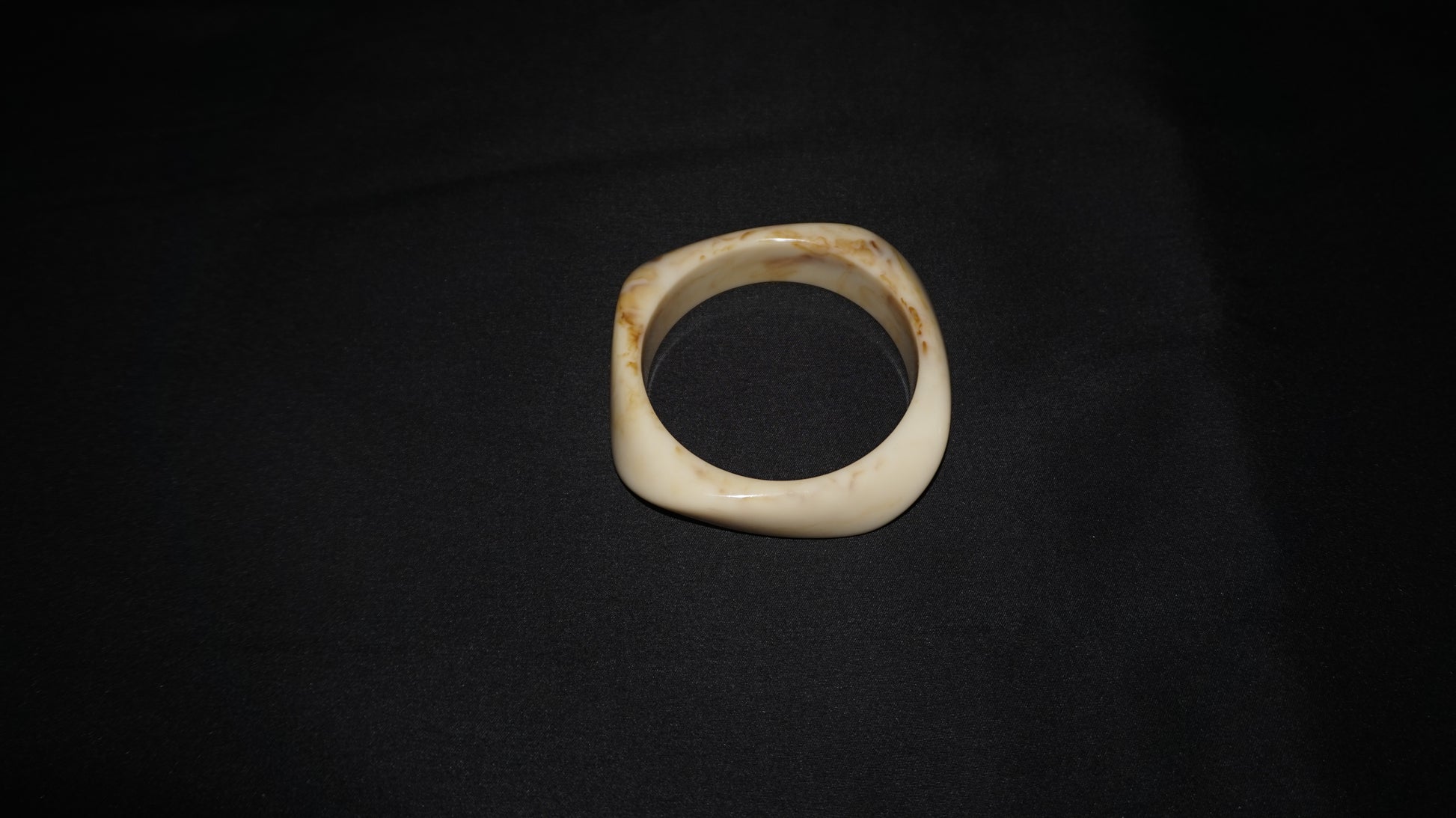 Bracelet jonc carré en résine beige