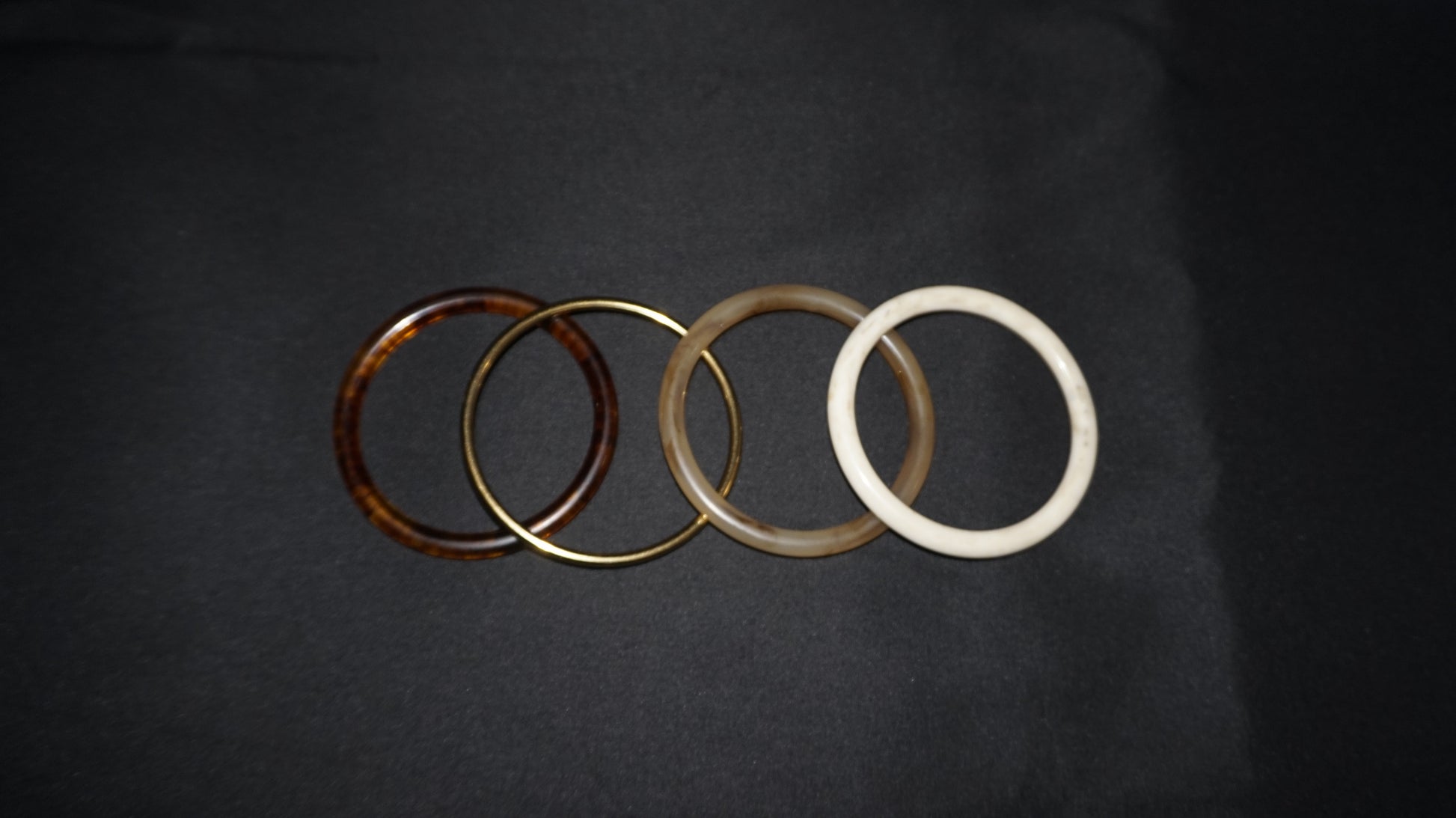 Lot de 4 bracelets joncs en résine couleur marbré, ambré et doré