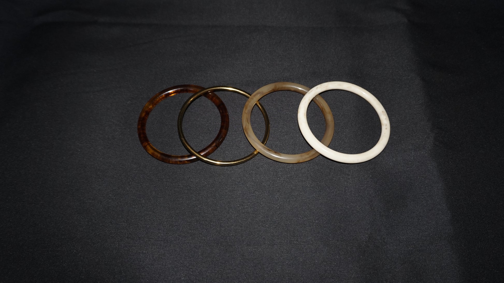 Lot de 4 bracelets joncs en résine couleur marbré, ambré et doré
