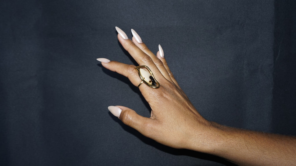 Bague dorée ajustable avec une pierre navette en résine léopard
