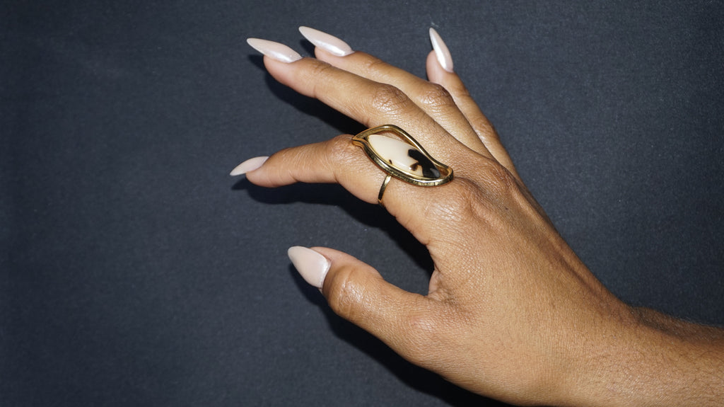 Bague dorée ajustable avec une pierre navette en résine léopard