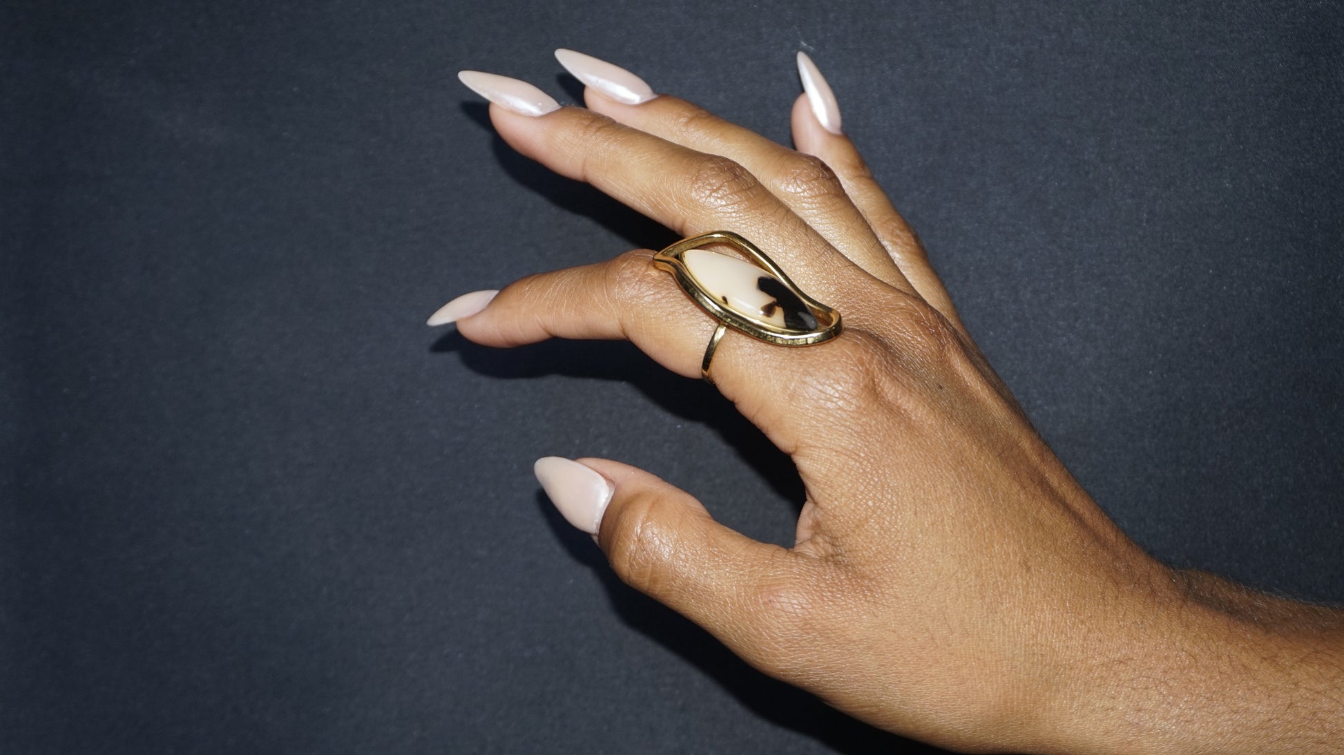 Bague dorée ajustable avec une pierre navette en résine léopard