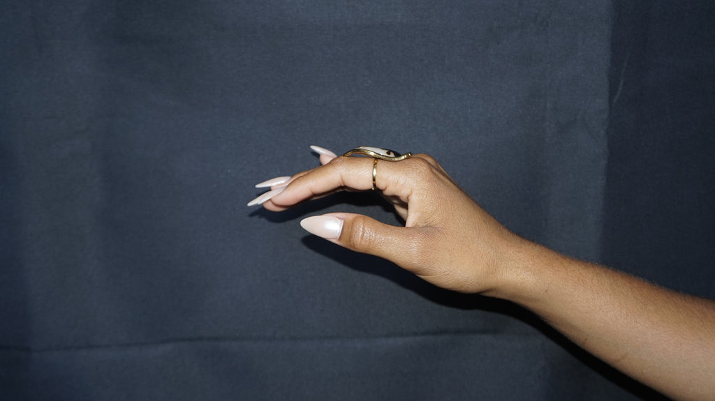 Bague dorée ajustable avec une pierre navette en résine léopard