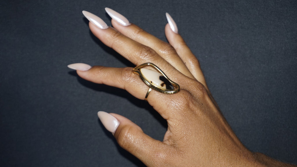 Bague dorée ajustable avec une pierre navette en résine léopard