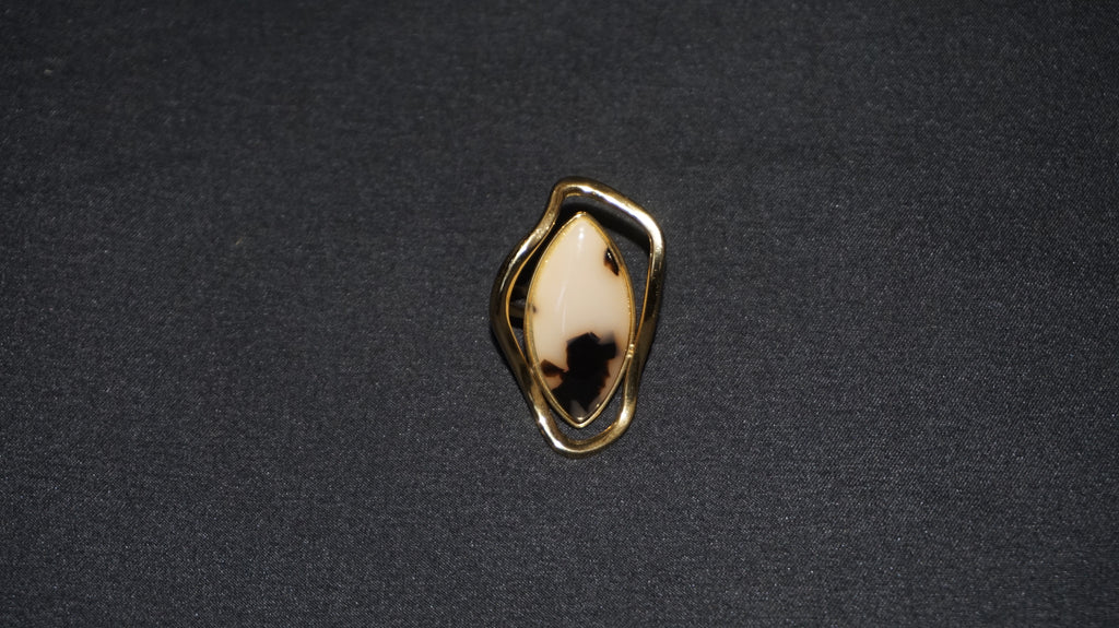 Bague dorée ajustable avec une pierre navette en résine léopard