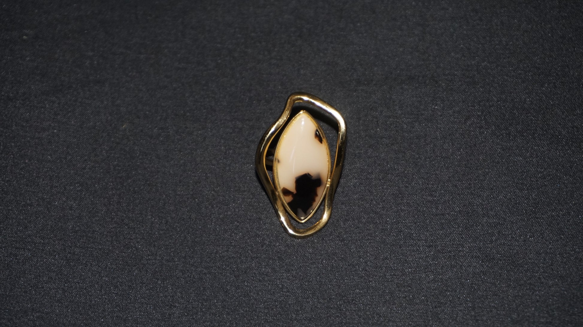 Bague dorée ajustable avec une pierre navette en résine léopard