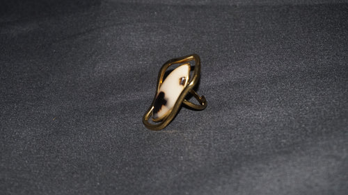 Bague dorée ajustable avec une pierre navette en résine léopard