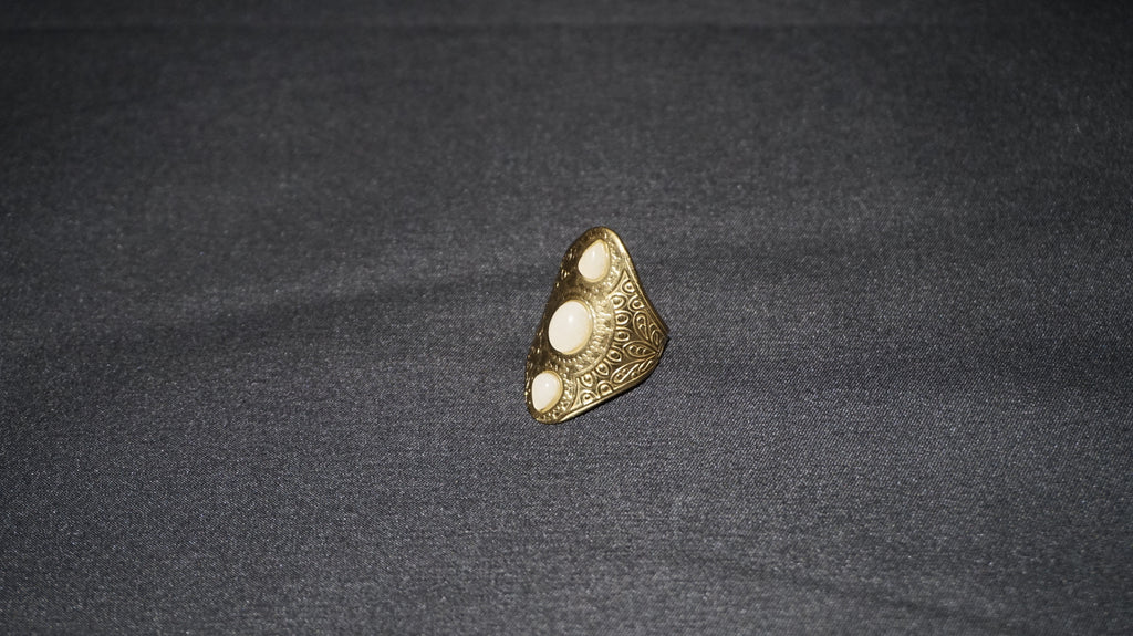 Bague dorée gravée et ornée de trois pierres de lune