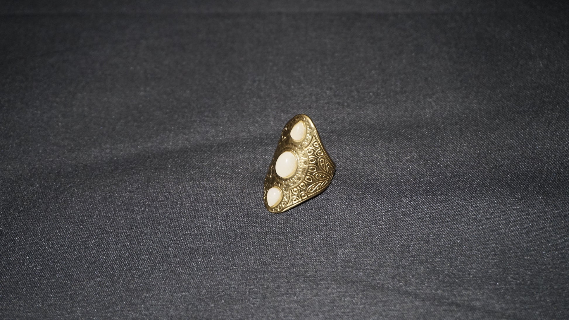 Bague dorée gravée et ornée de trois pierres de lune