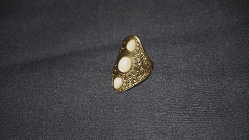 Bague dorée gravée et ornée de trois pierres de lune
