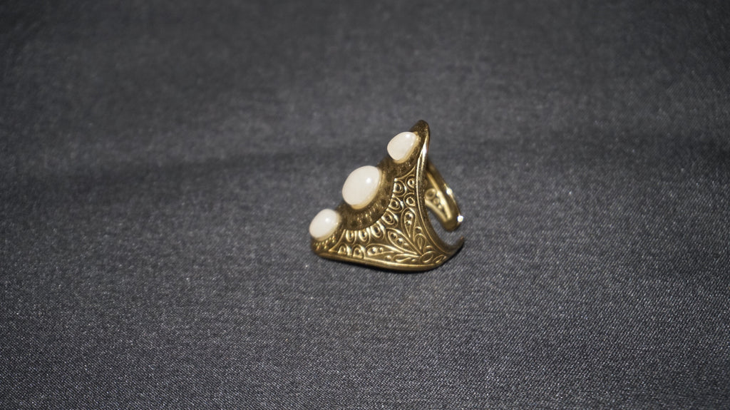 Bague dorée gravée et ornée de trois pierres de lune