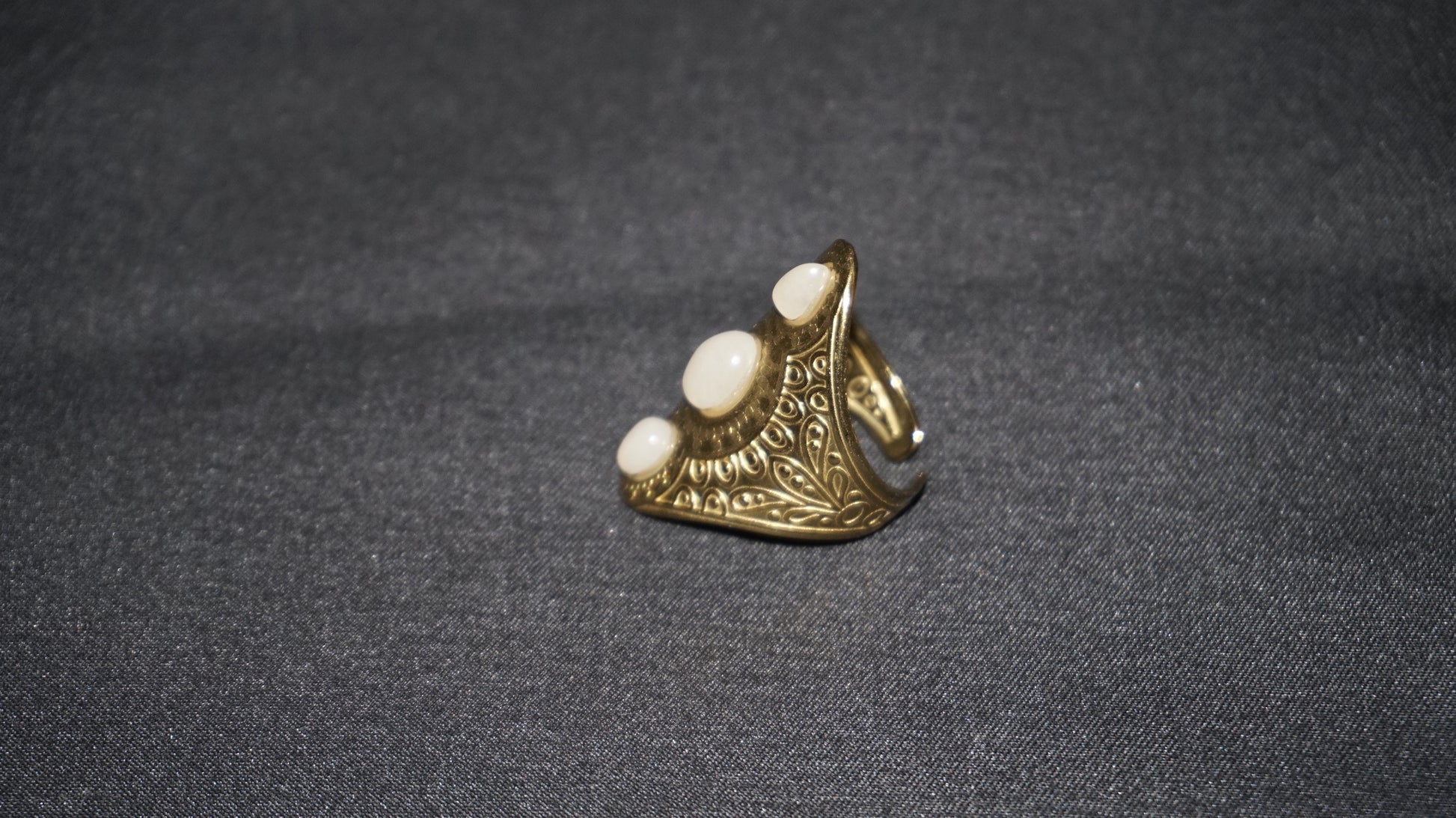 Bague dorée gravée et ornée de trois pierres de lune