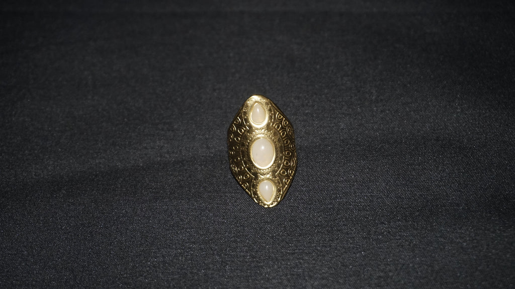 Bague dorée gravée et ornée de trois pierres de lune