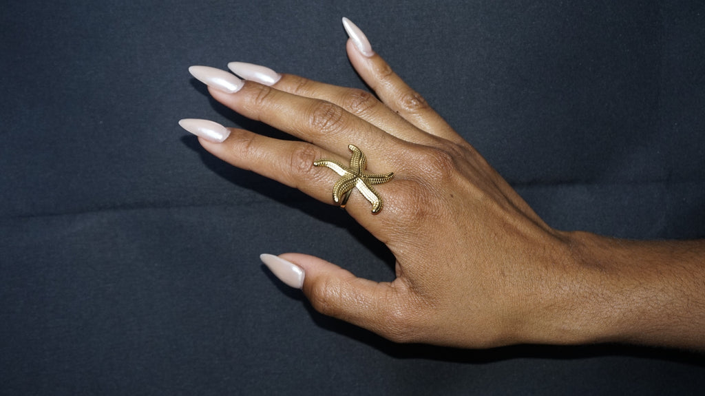 Bague dorée ajustable avec une étoile de mer