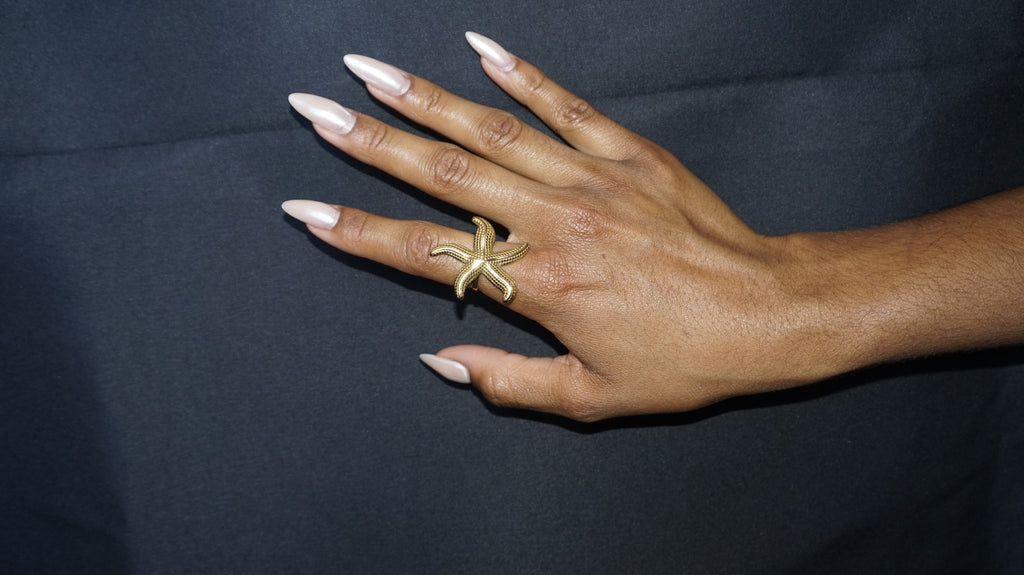 Bague dorée ajustable avec une étoile de mer