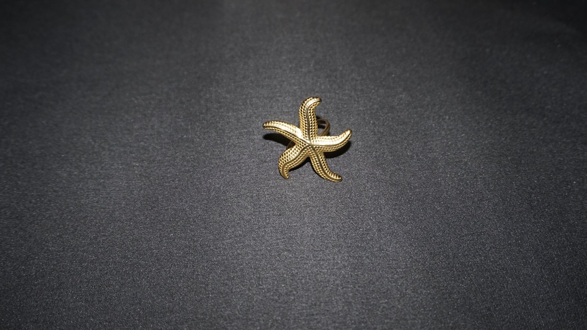 Bague dorée ajustable avec une étoile de mer