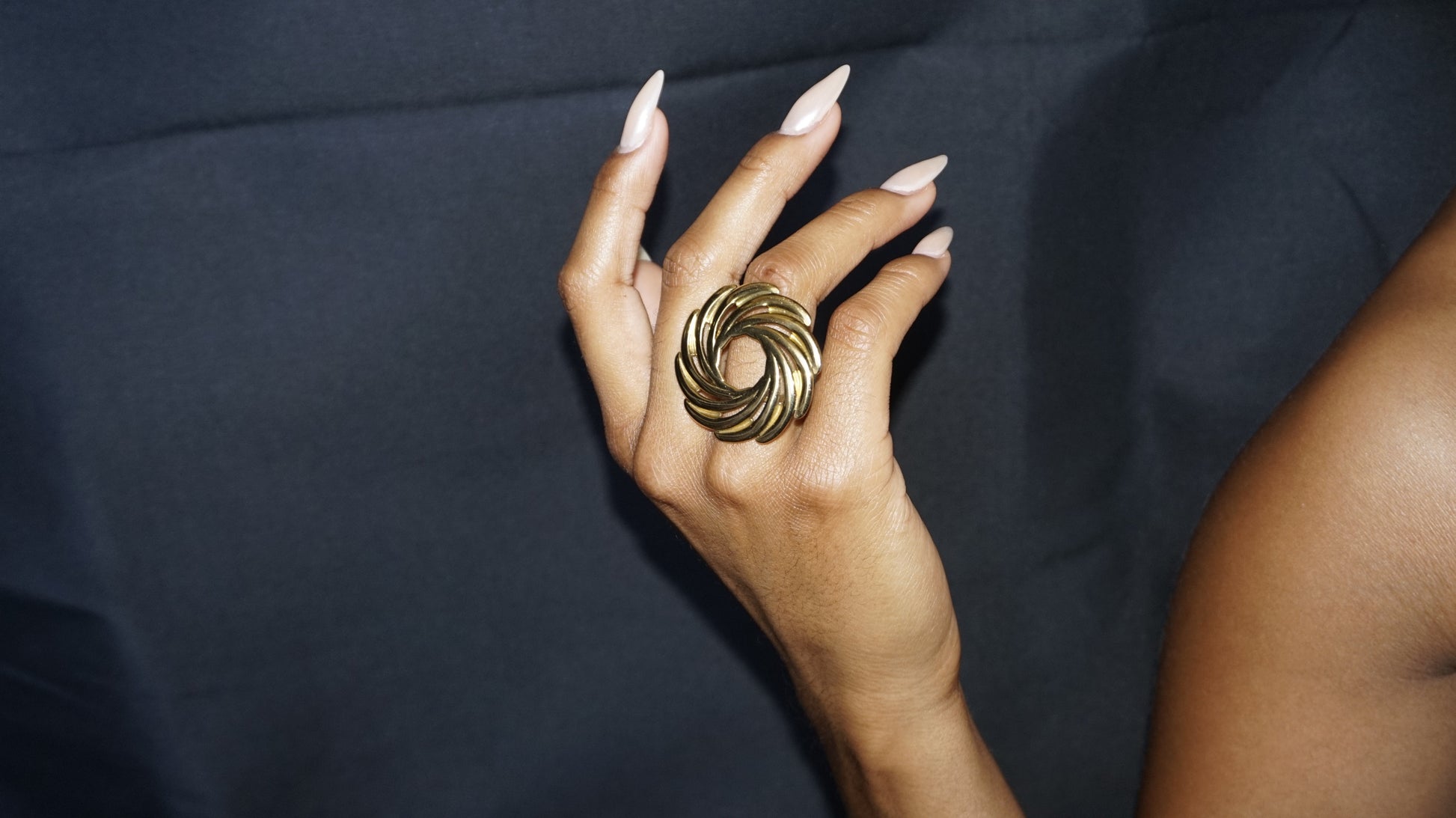 Bague dorée ajustable tressée en spirale