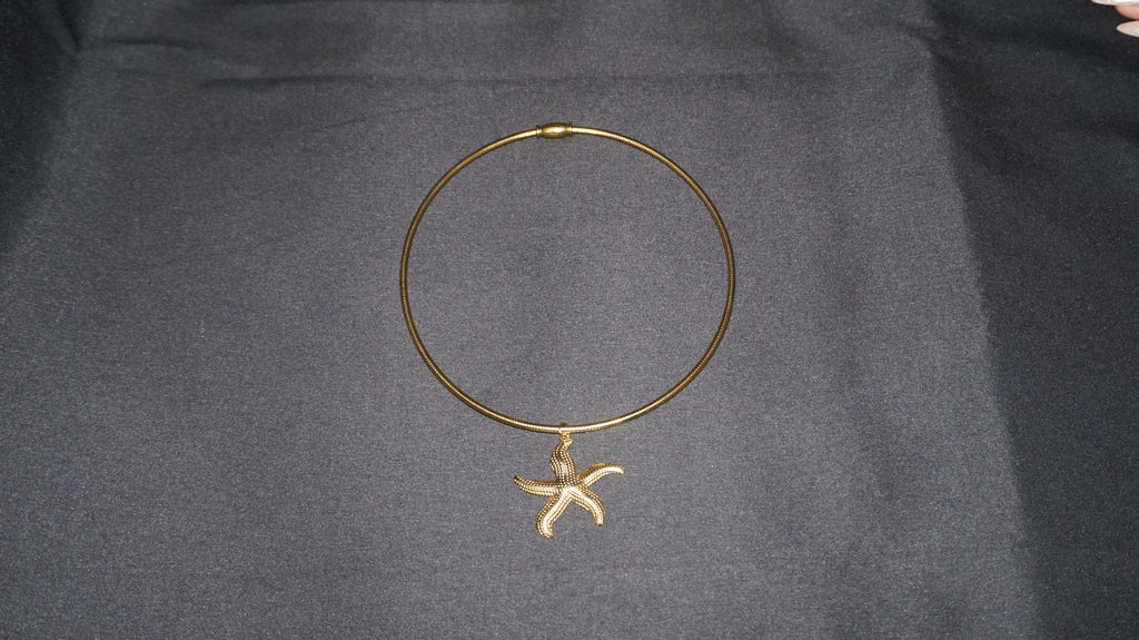 Collier torque doré orné d'un pendentif étoile de mer texturé