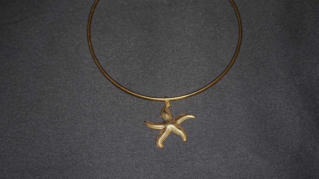 Collier torque doré orné d'un pendentif étoile de mer texturé