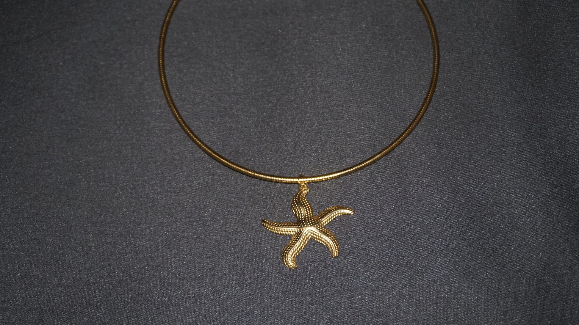 Collier torque doré orné d'un pendentif étoile de mer texturé