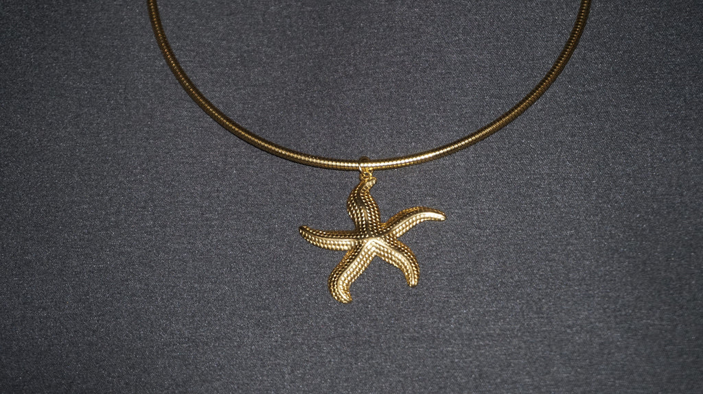Collier torque doré orné d'un pendentif étoile de mer texturé
