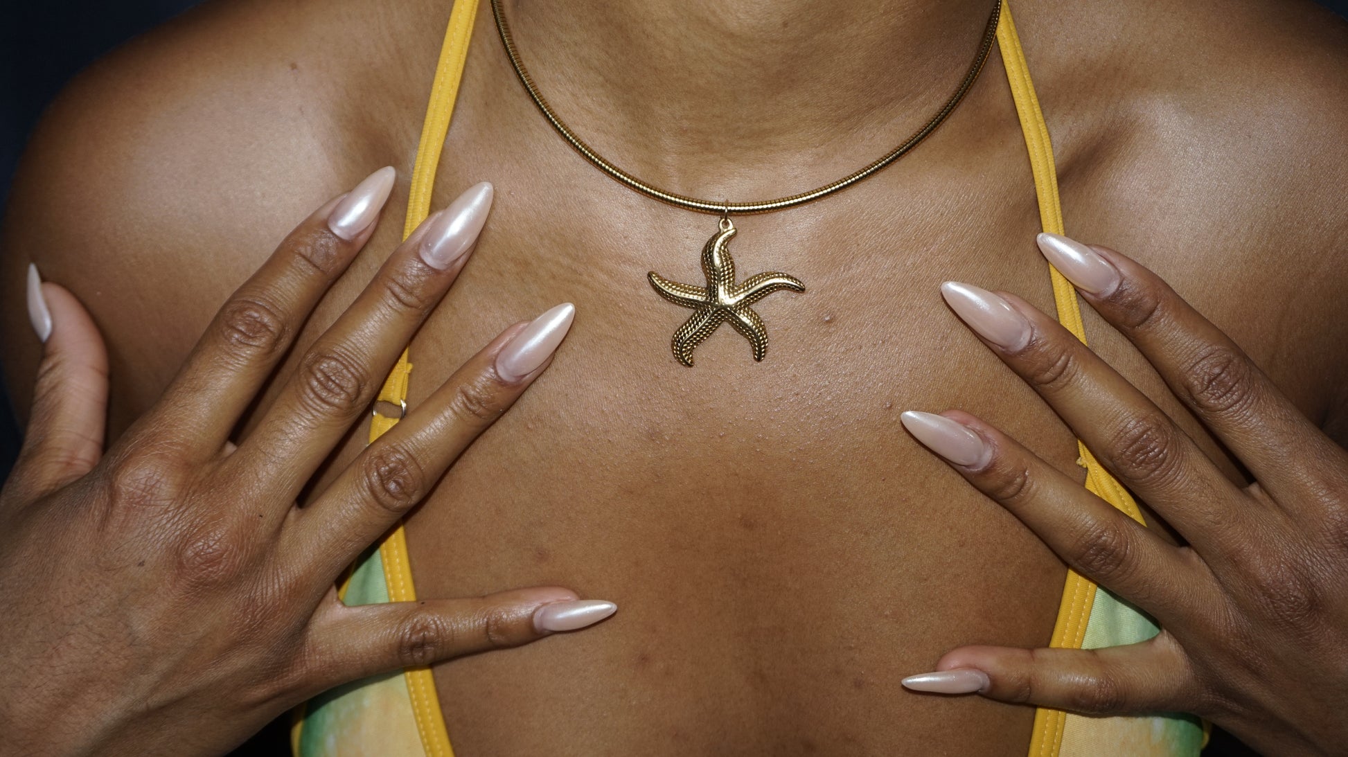 Collier torque doré orné d'un pendentif étoile de mer texturé