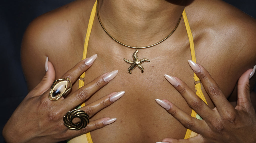 Collier torque doré orné d'un pendentif étoile de mer texturé