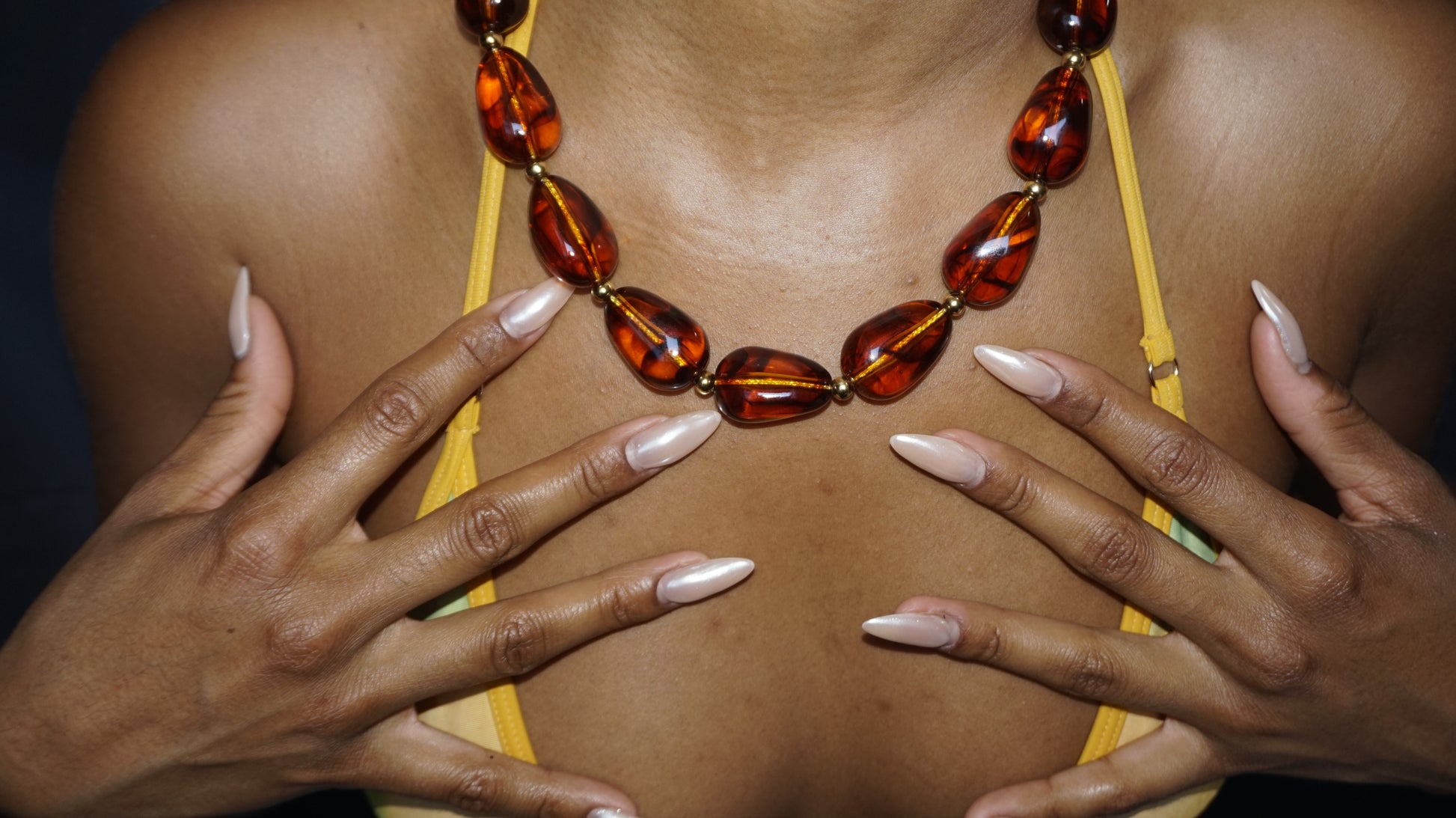 Collier doré en résine ambrée translucide, marbrée et en formes arrondies