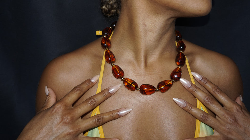 Collier doré en résine ambrée translucide, marbrée et en formes arrondies
