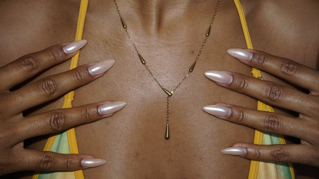 Collier doré en forme Y orné de gouttes pendantes