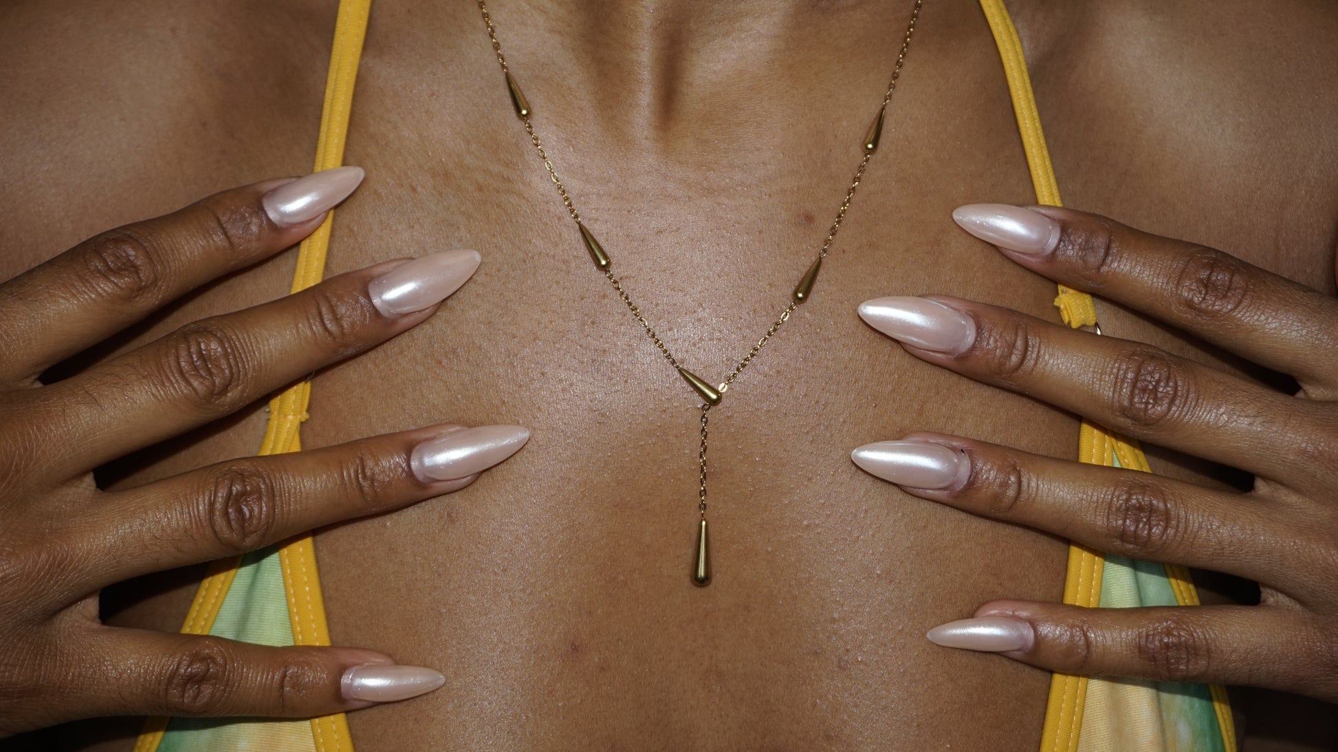 Collier doré en forme Y orné de gouttes pendantes