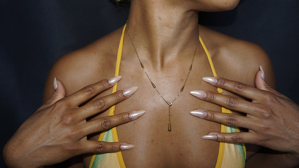 Collier doré en forme Y orné de gouttes pendantes