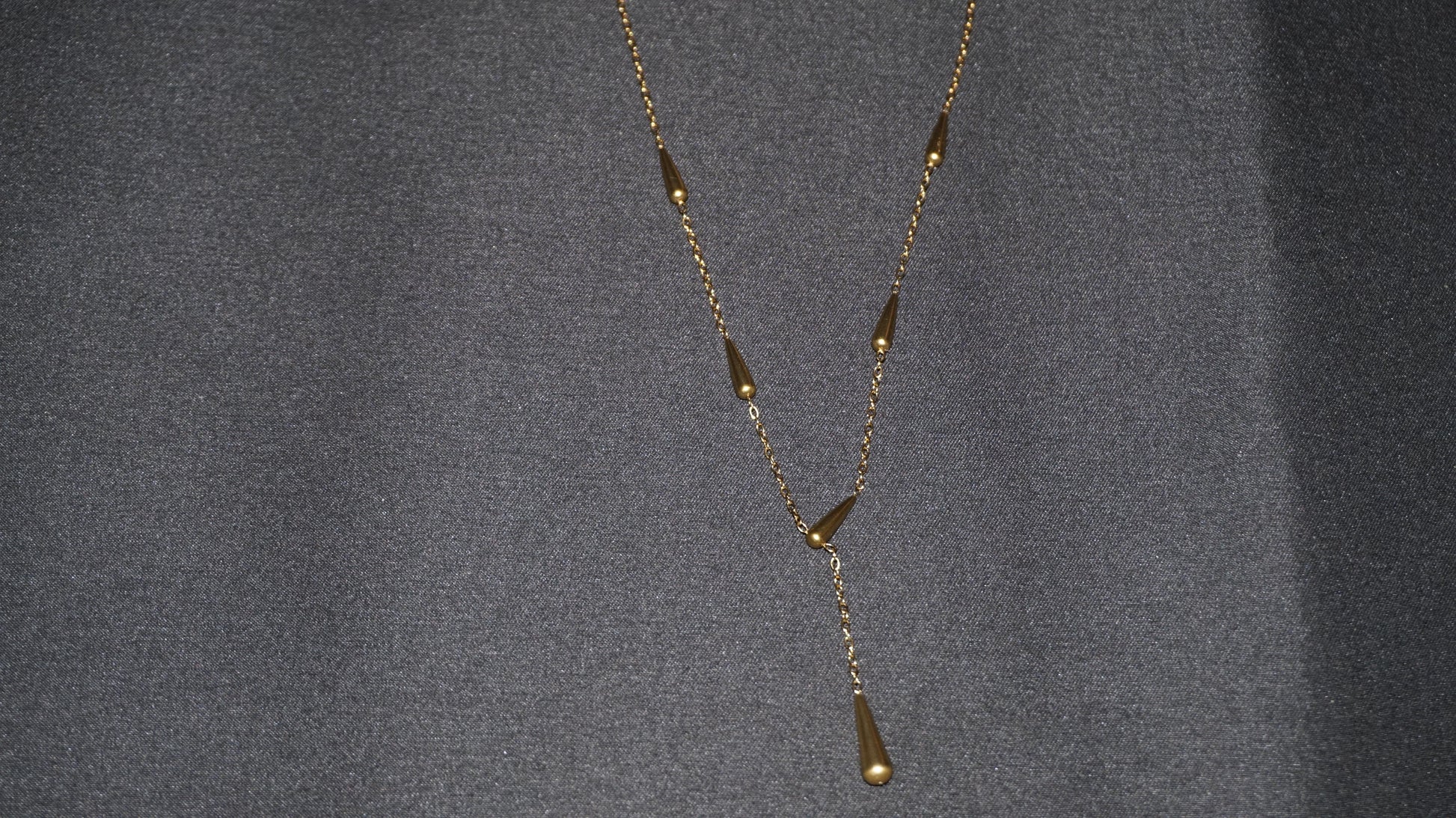 Collier doré en forme Y orné de gouttes pendantes
