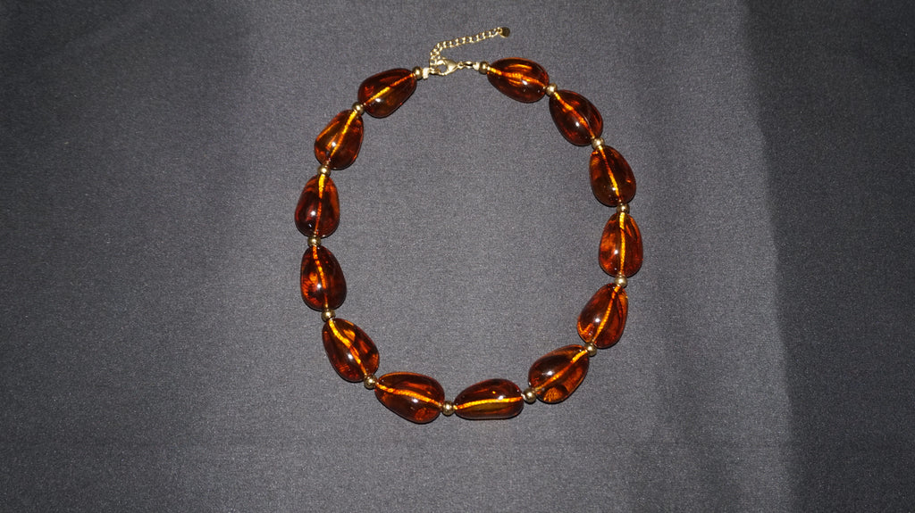 Collier doré en résine ambrée translucide, marbrée et en formes arrondies