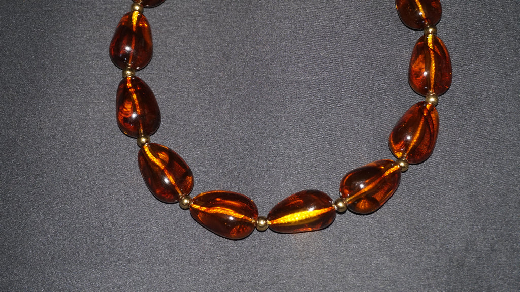 Collier doré en résine ambrée translucide, marbrée et en formes arrondies