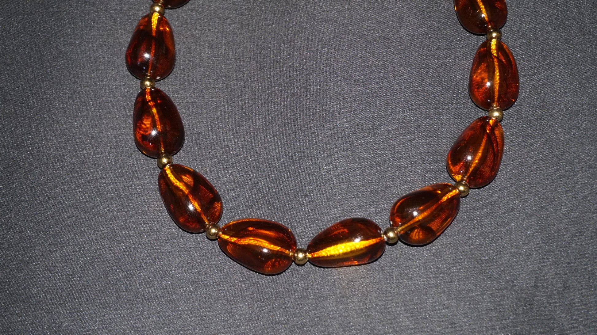 Collier doré en résine ambrée translucide, marbrée et en formes arrondies